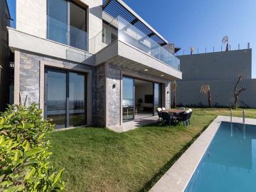 enjoys-private-gardens-and-pools