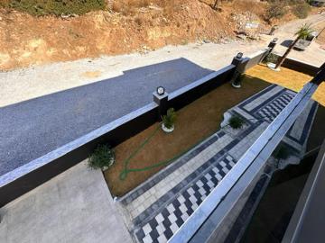 balcony-overlooks-garden-area