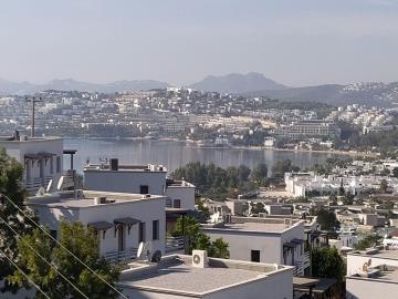 enjoys-beautiful-views-of-the-bay