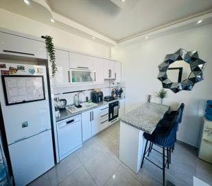 nicely-fitted-kitchen-with-breakfast-bar