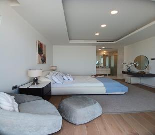 bright-and-airy-bedroom