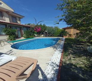 sunbathing-space-round-pool