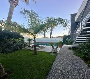 fabulous-garden-and-pool-space