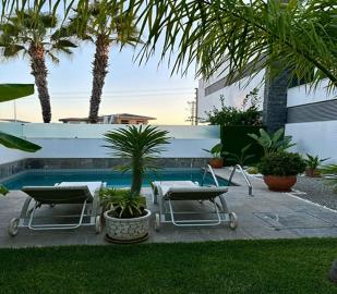 lovely-pool-and-garden