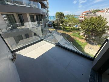 enjoys-a-private-balcony