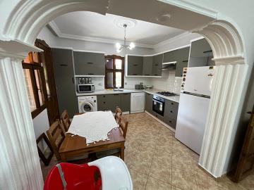 archway-leading-to-kitchen