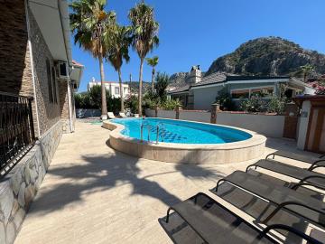 enjoys-a-private-pool