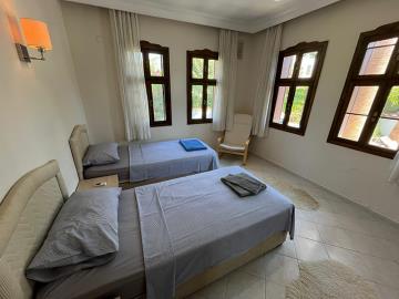 spaccious-twin-bedroom