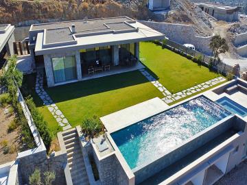 enjoys-a-large-garden-and-infinity-pool