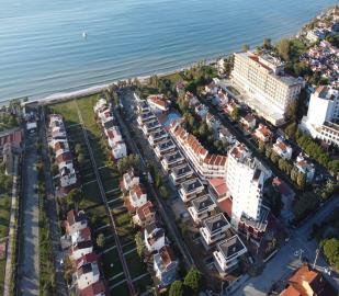 enjoys-direct-access-to-the-seafront