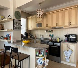 kitchen-with-breakfast-bar