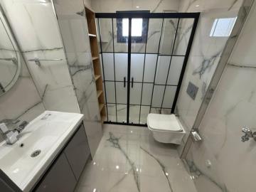 beautifully-fitted-family-bathroom