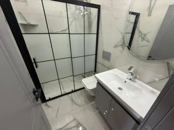 stylish-en-suite-bathroom