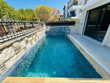 enjoys-a-fabulous-private-pool