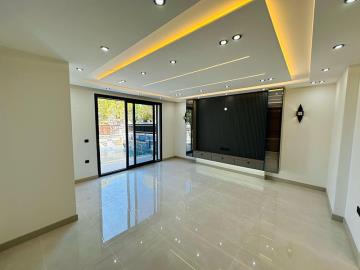 lounge-with-direct-access-to-the-pool