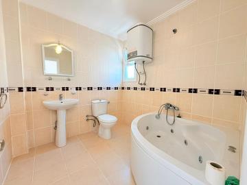 fully-fitted-bathroom