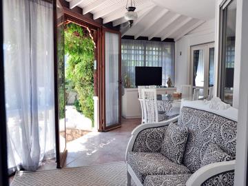 Dining-area-opening-onto-garden