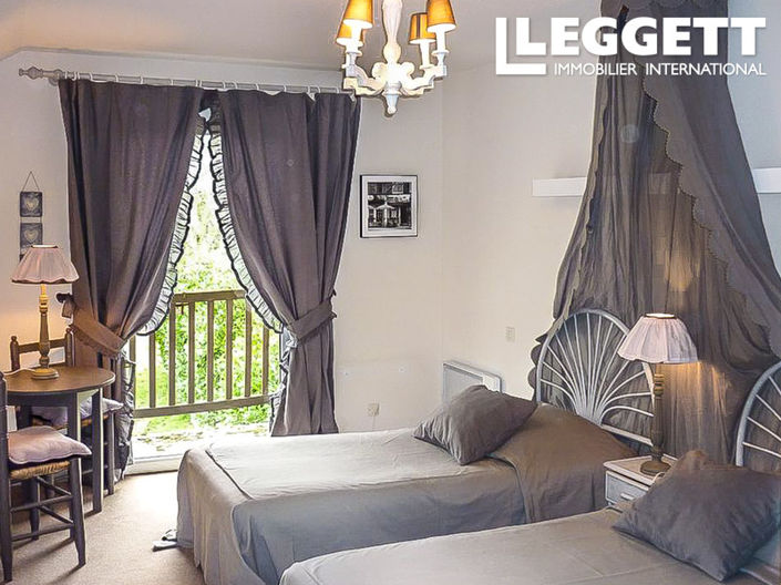 Image No.6-20 Bed House for sale