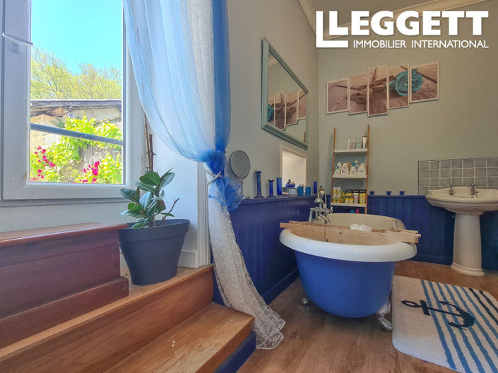 Image No.8-8 Bed House for sale