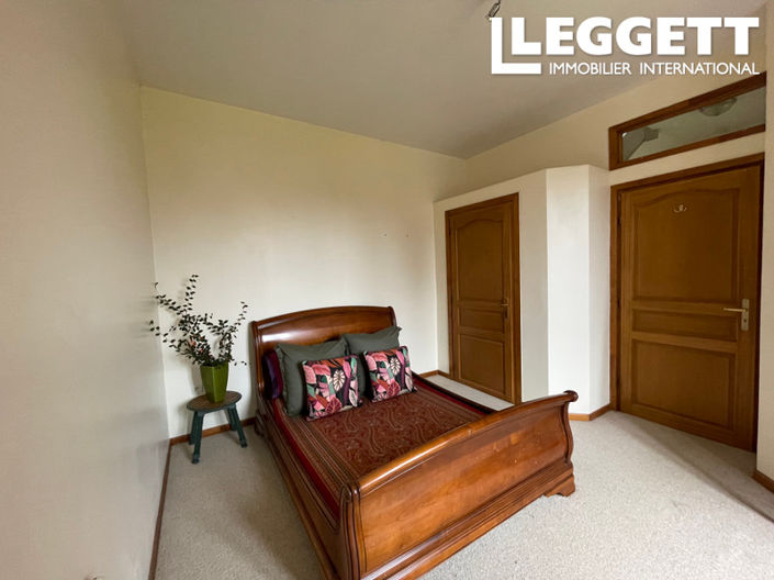 Image No.8-7 Bed House for sale