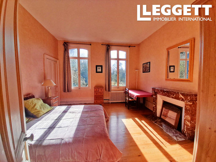 Image No.8-8 Bed House for sale