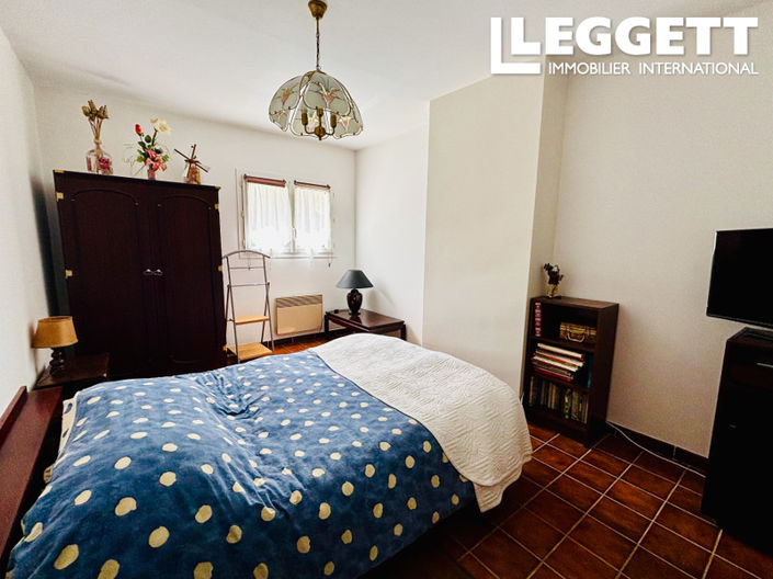 Image No.8-6 Bed House for sale