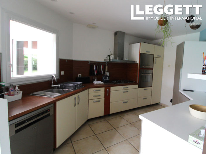 Image No.5-6 Bed House for sale