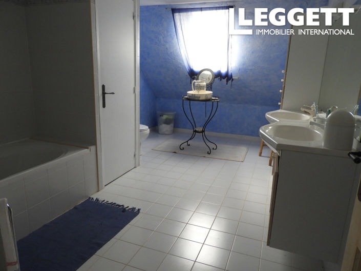 Image No.8-6 Bed House for sale