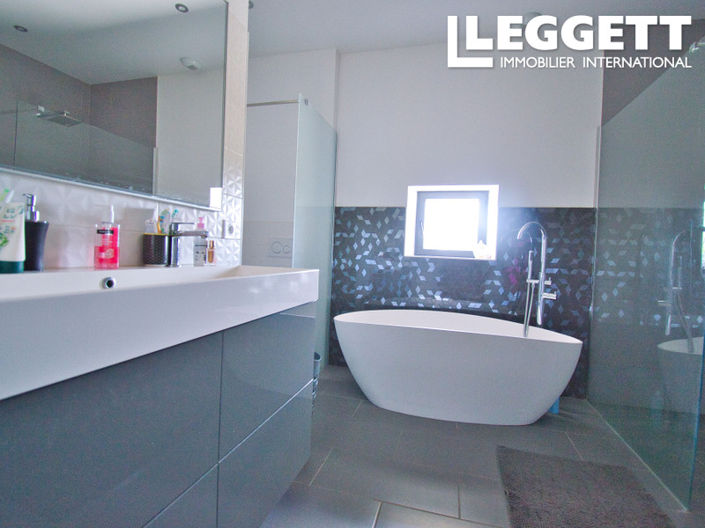 Image No.8-7 Bed House for sale