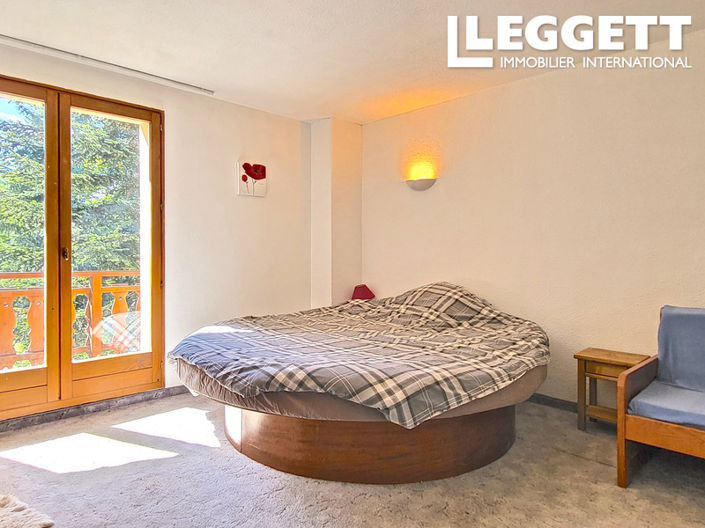 Image No.8-5 Bed House for sale