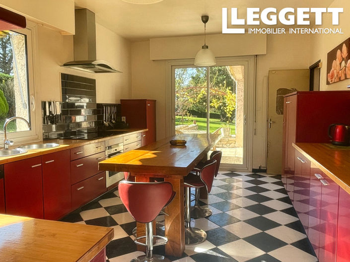 Image No.5-8 Bed House for sale