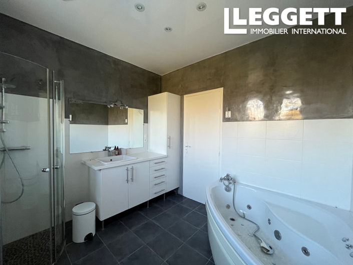 Image No.8-6 Bed House for sale