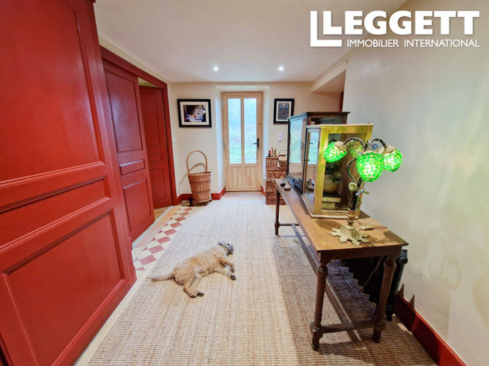 Image No.8-8 Bed House for sale