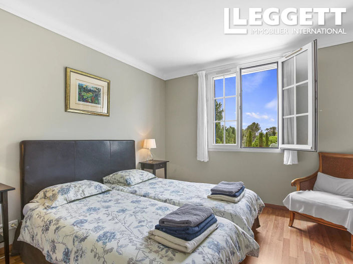 Image No.6-5 Bed House for sale