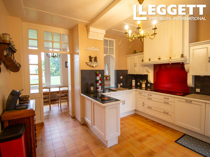 Image No.3-8 Bed Chateaux for sale