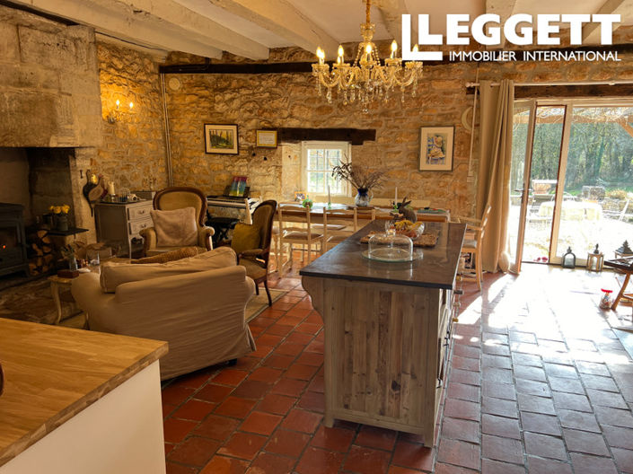 Image No.6-8 Bed House for sale