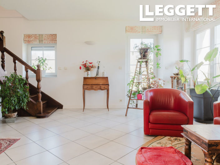 Image No.9-6 Bed House for sale