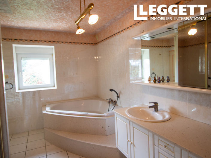 Image No.7-5 Bed House for sale