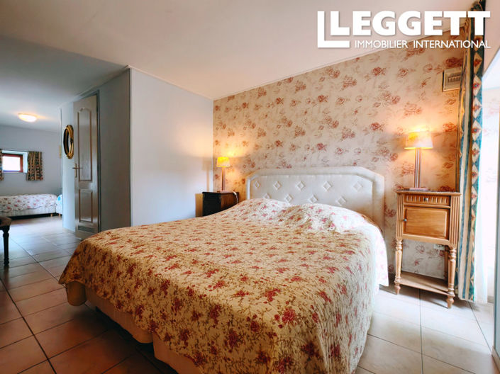 Image No.8-5 Bed House for sale