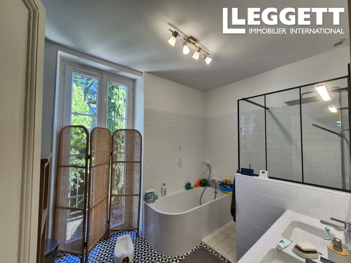 Image No.8-7 Bed House for sale