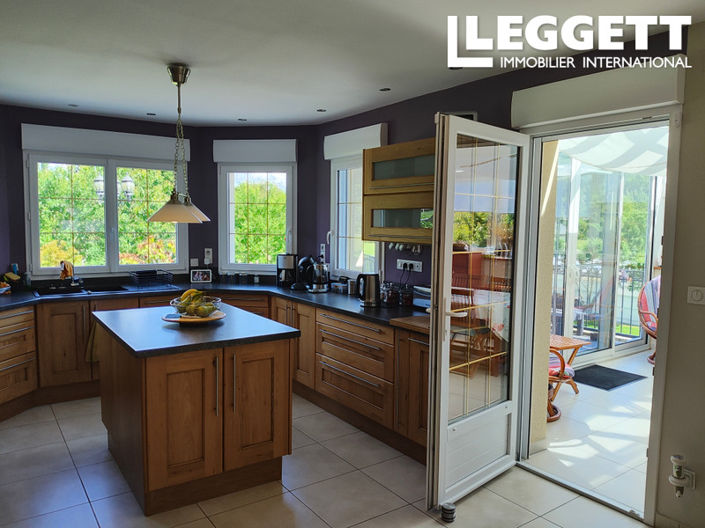 Image No.6-6 Bed House for sale