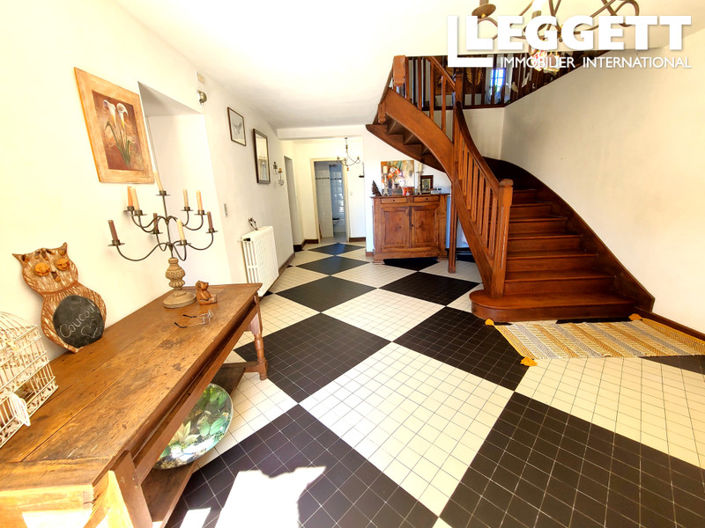 Image No.8-10 Bed House for sale