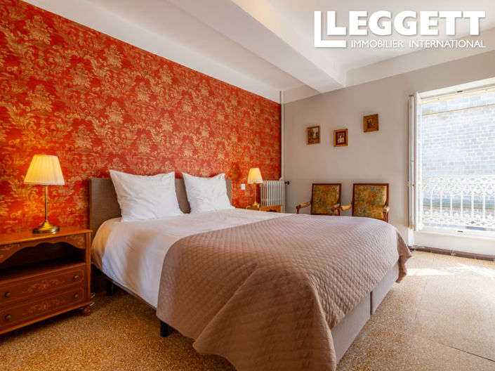 Image No.5-8 Bed Commercial for sale