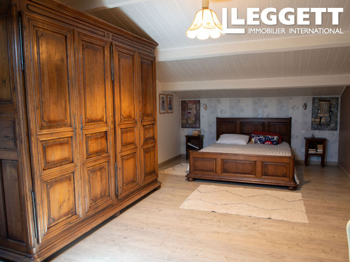 Image No.8-5 Bed House for sale