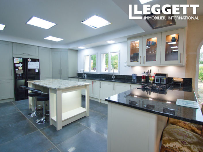 Image No.6-8 Bed House for sale