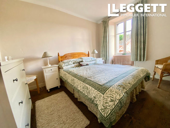 Image No.8-5 Bed House for sale