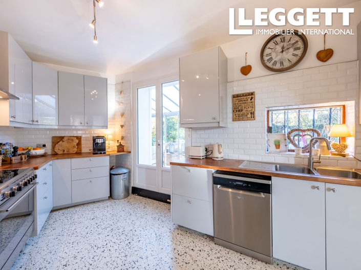 Image No.8-7 Bed House for sale