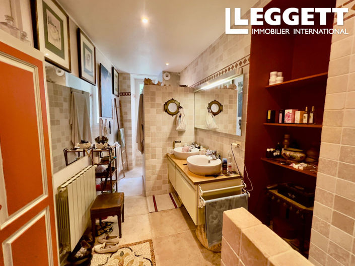 Image No.8-8 Bed House for sale