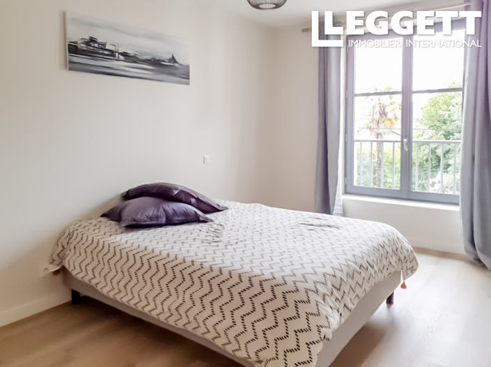 Image No.8-6 Bed House for sale