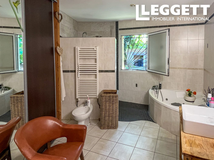 Image No.8-5 Bed House for sale